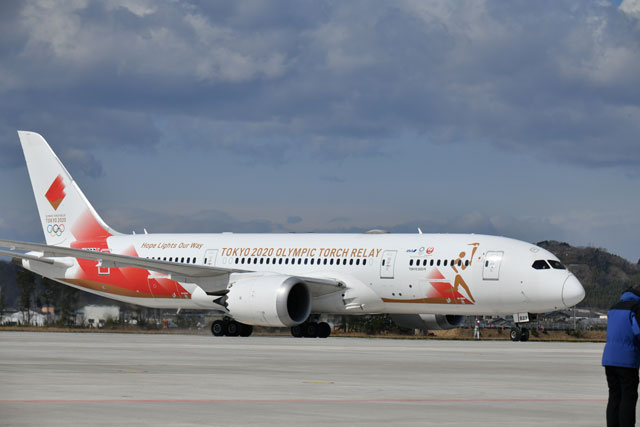 ANAとJAL、聖火輸送機の模型販売 2020機限定シリアル入り