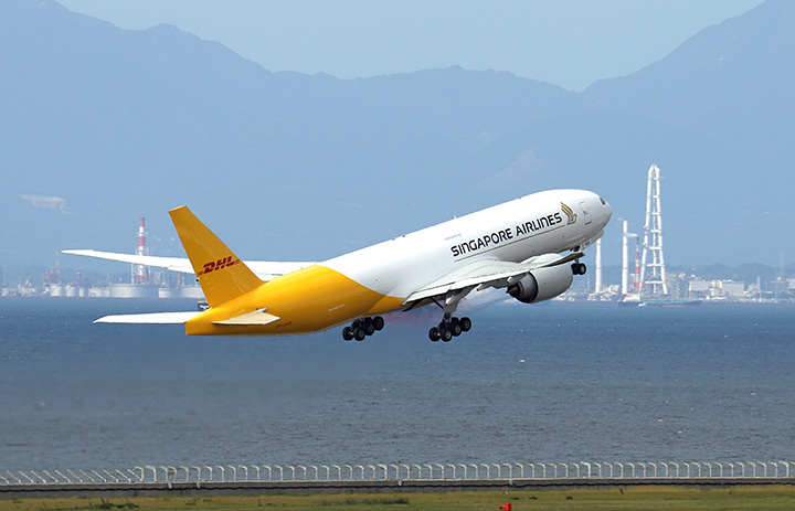 DHL×シンガポール航空塗装の777F、中部経由で米国貨物便