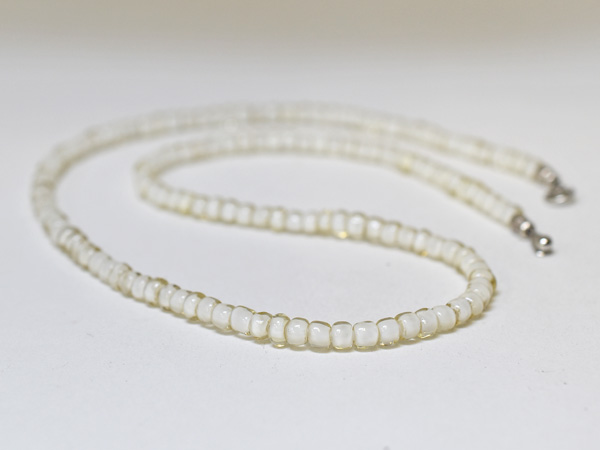 2305】クリアホワイトハートビーズとカレンシルバーのネックレス