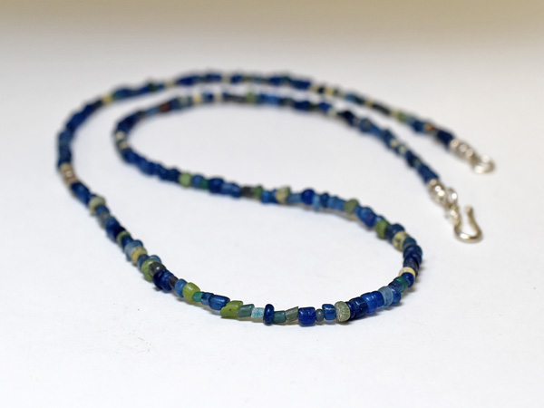 2401】インドパシフィック系半透明瑠璃色小粒ビーズのネックレス