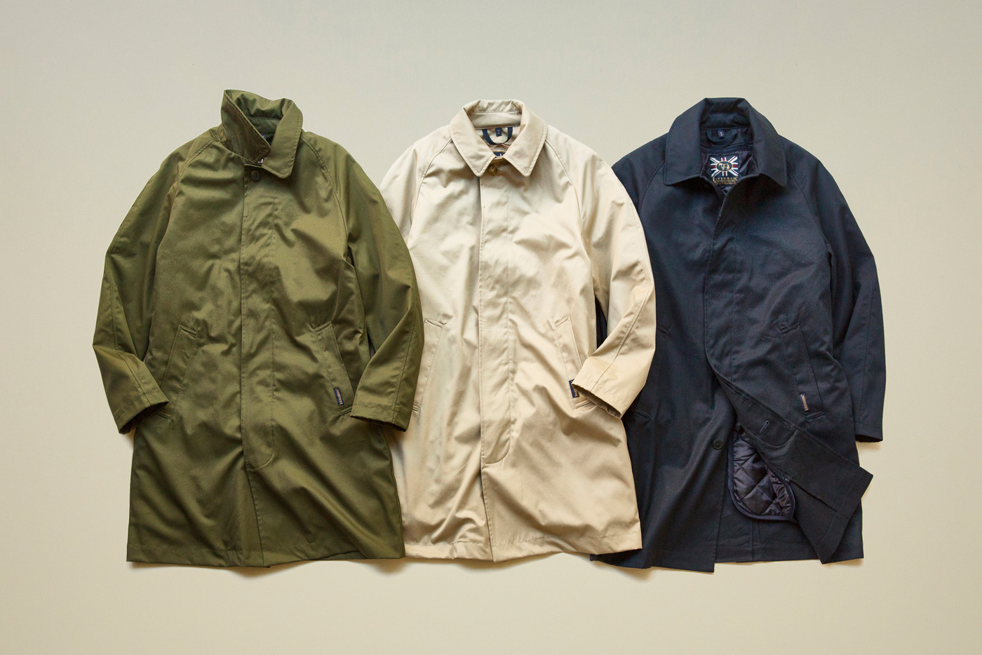 いま先駆けて買うべきはラベンハムの3シーズン対応ステンカラーコート