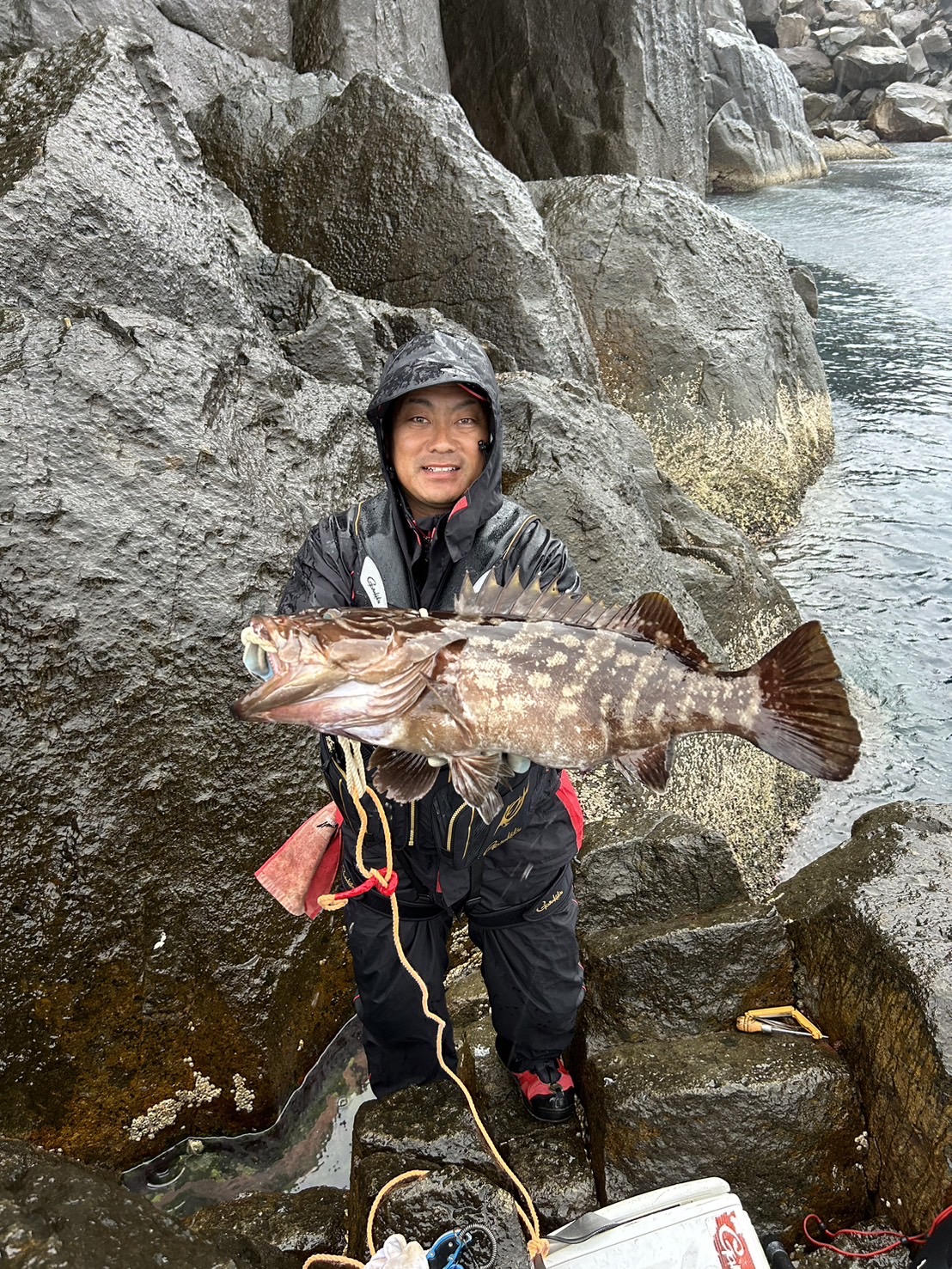磯の帝王クエを狙って！(長崎県男女群島) | がまかつ