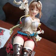 これが“初代の太もも”にしか出せない魅力…！「ライザ25周年記念ver