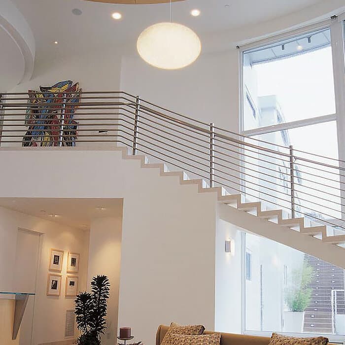 雲をモチーフにした形状の高天井・吹き抜け空間対応のペンダントライト