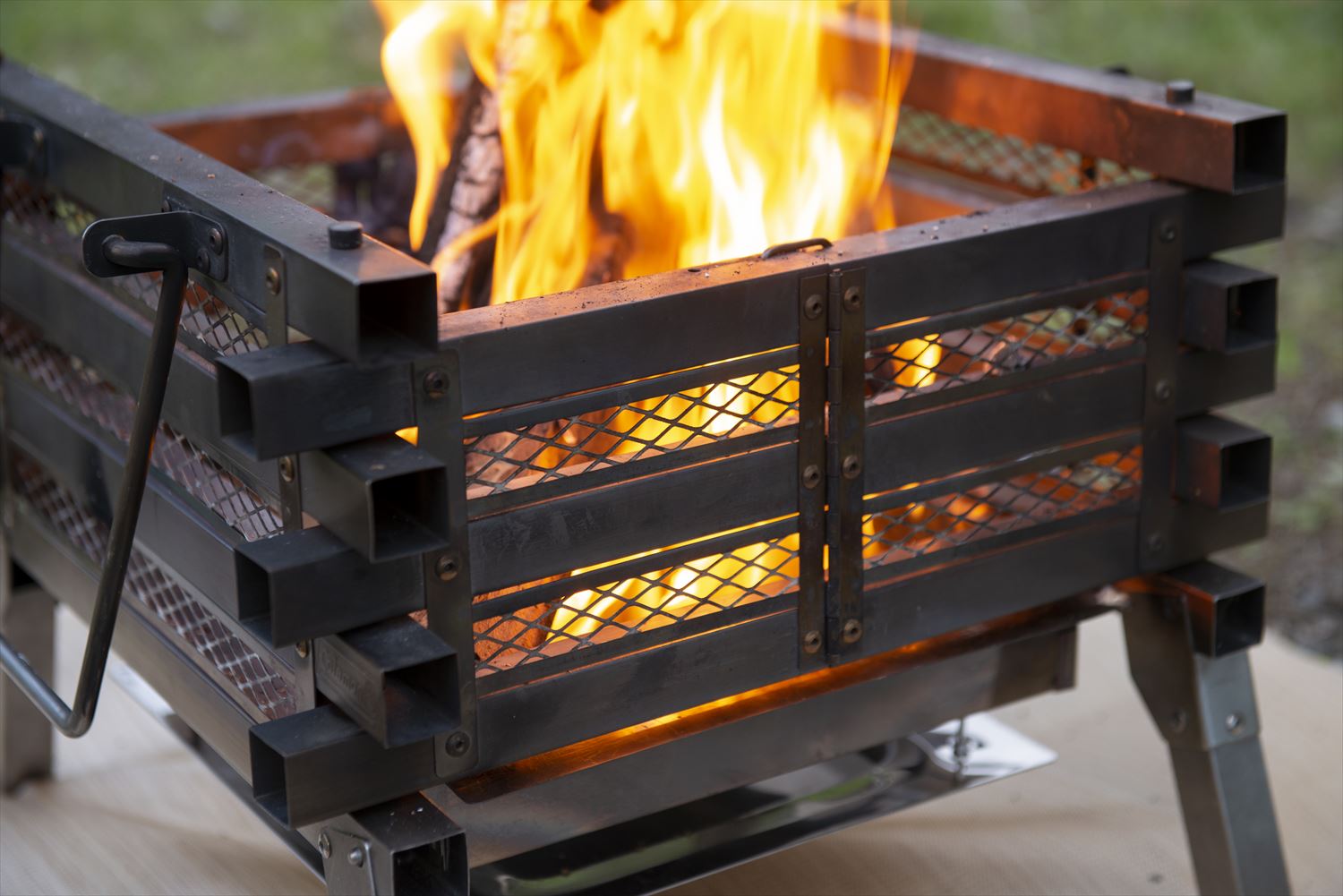 ロングセラーの焚き火台04】コールマン：ステンレスファイアープレイス