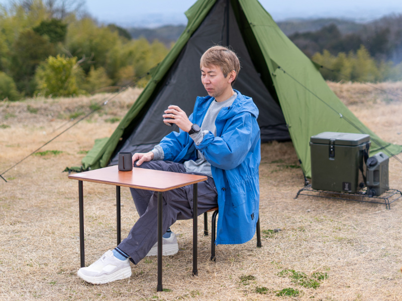これもキャンプギアです。童心を取り戻すための大人用学校机＆椅子