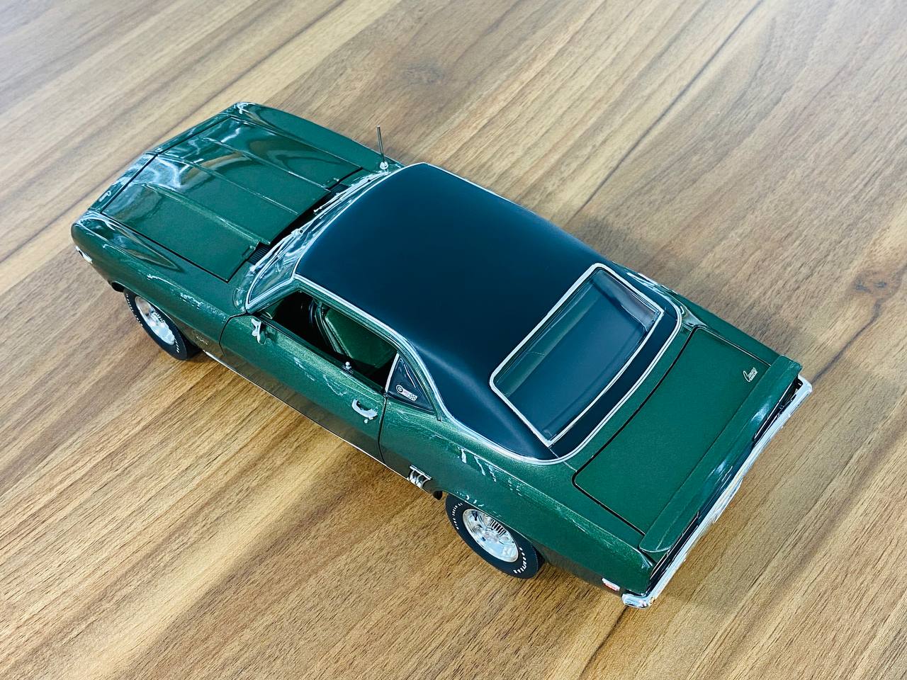 1/18 Diecast - Highway 61 Chevrolet Camaro SS 1969 in Fathom Green