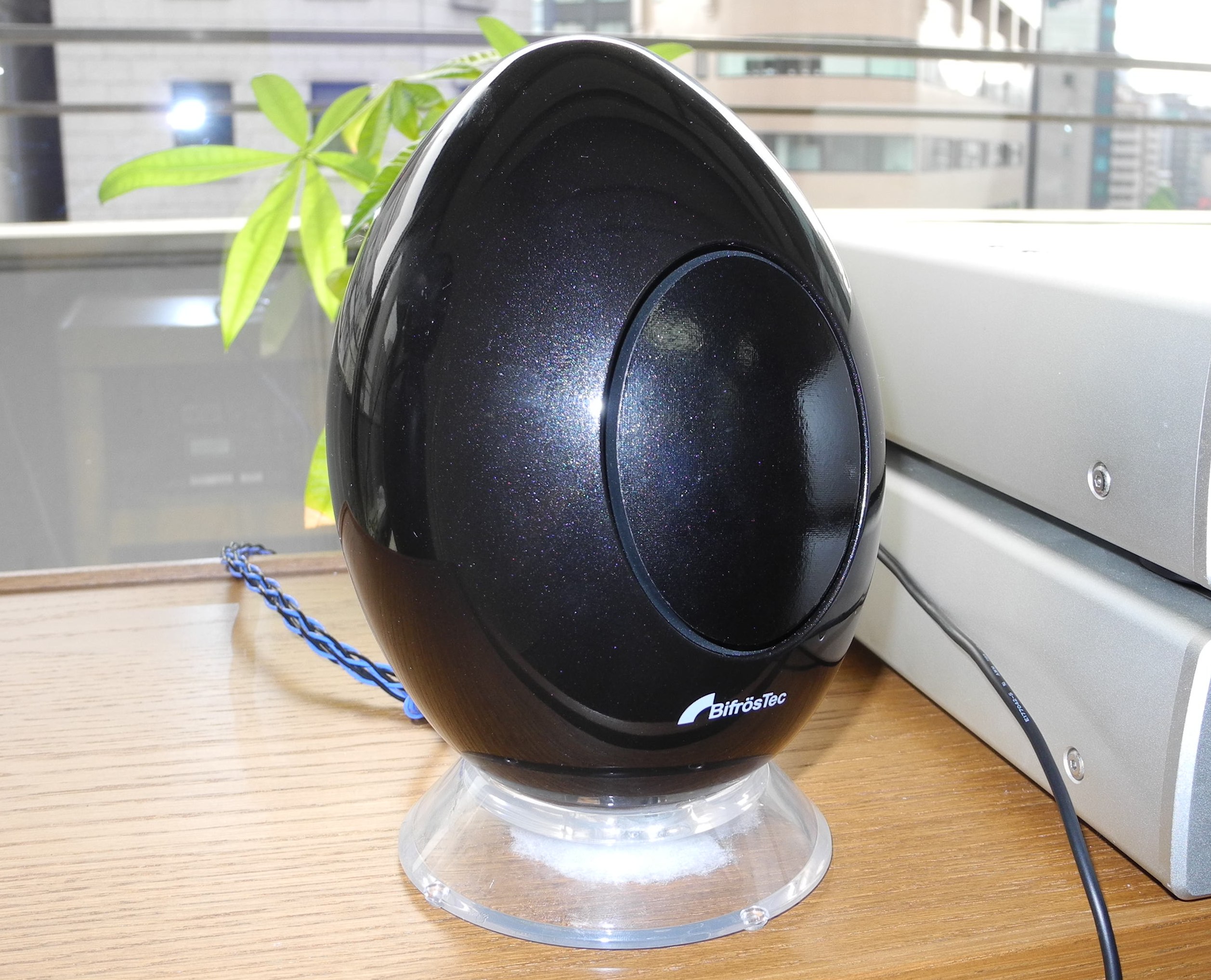 ふんわり浮かぶ音場を作り出す不思議なタマゴ型スピーカー | DTM