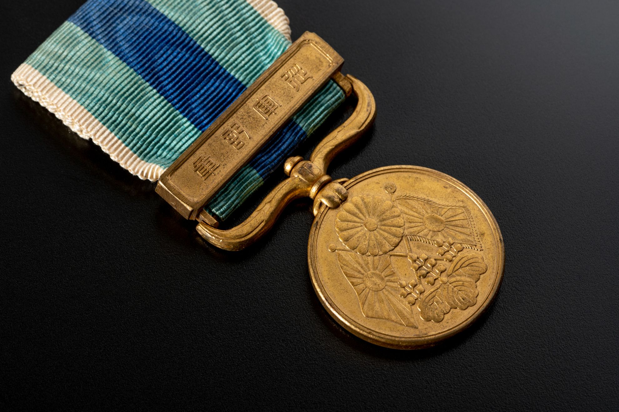 藍綬褒章のお祝いで送る祝電のポイントとは？文例や注意点も併せて紹介