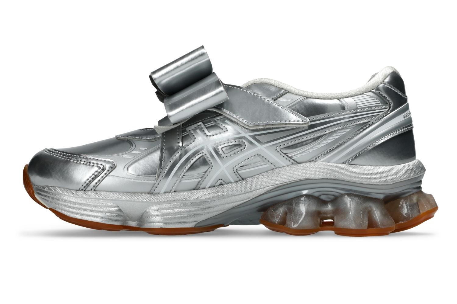 アシックス×シュシュ/トング、取り外し可能な“大ぶりリボン付き