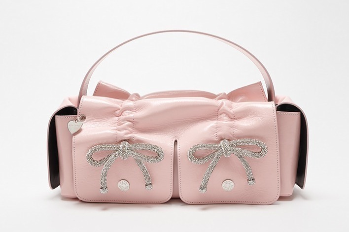 アクネ ストゥディオズ“煌めくクリスタルリボン”の「マルチポケット