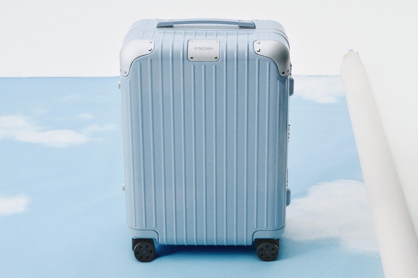 リモワ“スカイブルー”のスーツケース「ハイブリッド」夜明けの空着想