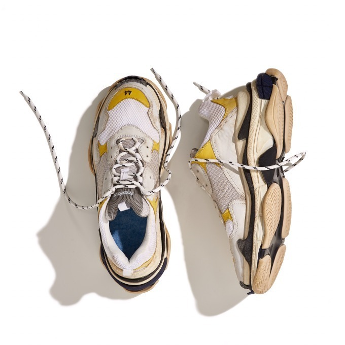 バレンシアガのメンズスニーカー「トリプル S」限定カラーがドーバー