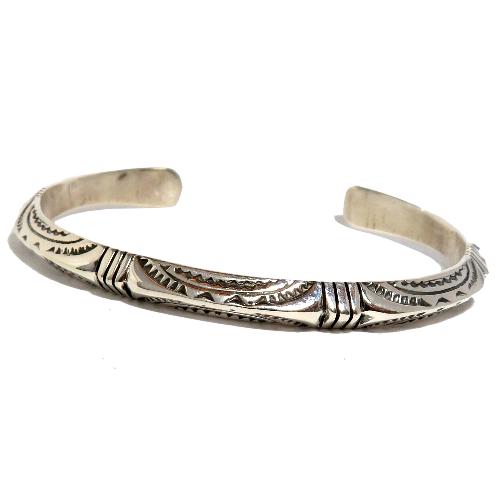 インディアンジュエリー ナバホ族バングル トライアングル型 シルバー