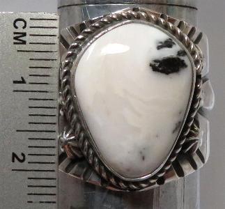 ホワイトバッファロー リング ナバホ族製作の ホワイト系 インディアン