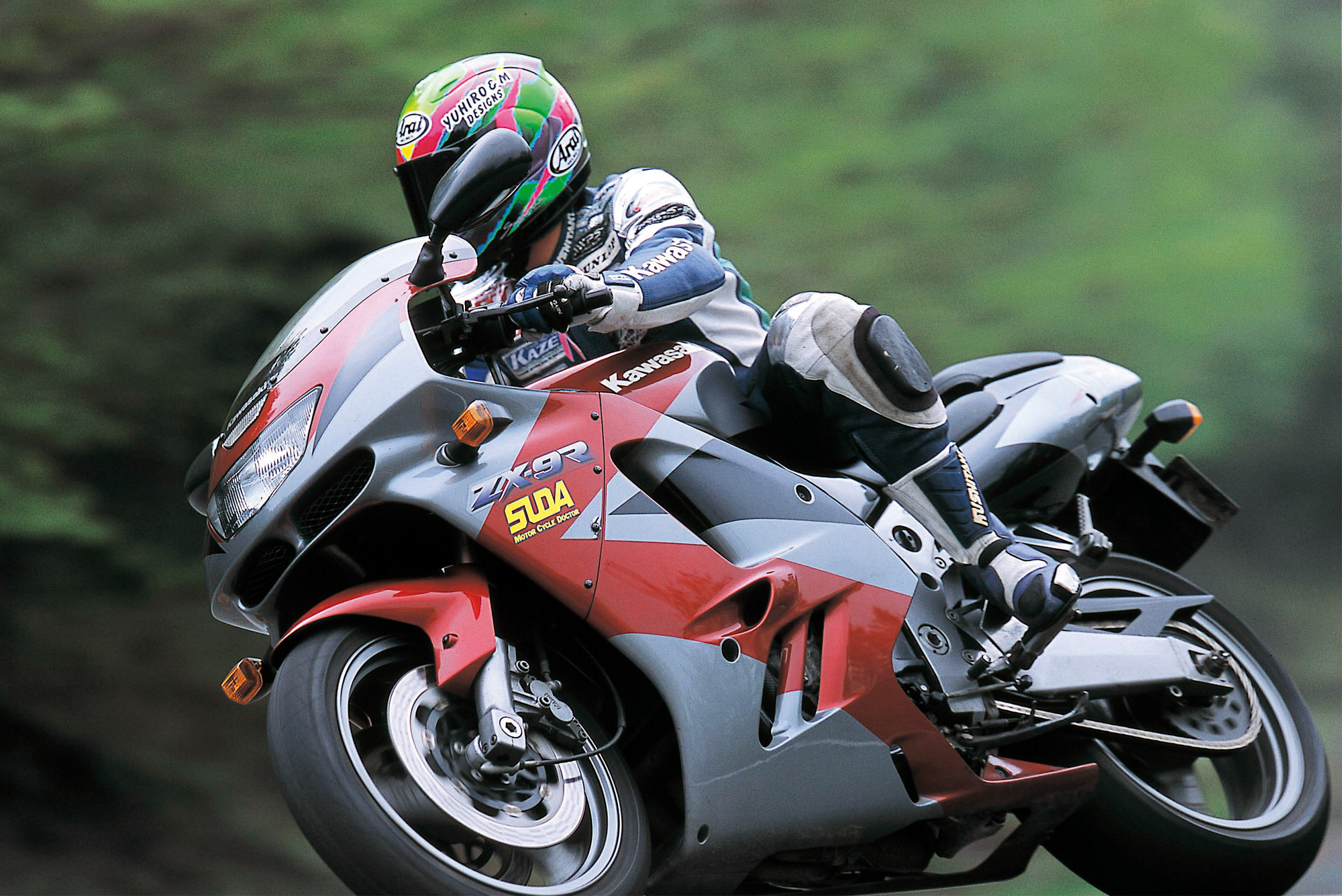 ZXシリーズの礎を築いたコーナリングマシン／ZX-9R(B) | 試乗・車両