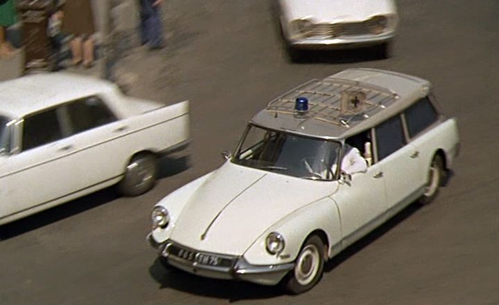 IMCDb.org: 1965 Citroën ID 19 Ambulance in 