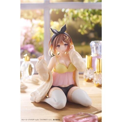 ペタンと座ったルームウェア姿のライザが可愛すぎる…！アニメ『ライザ