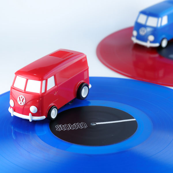 レコード盤の上をクルクルと回転し、音楽を再生する自走式レコード