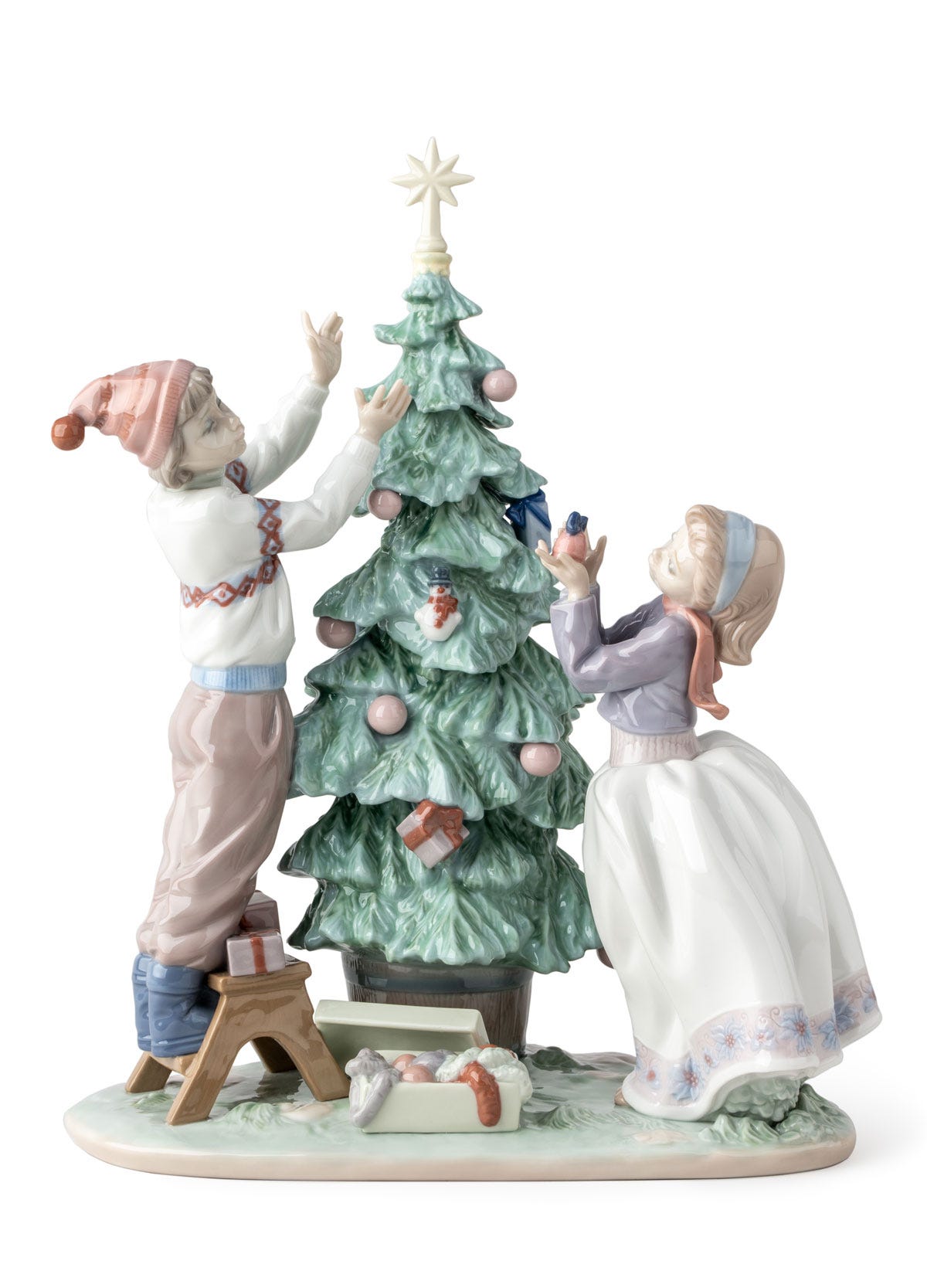 Small porcelain Christmas tree 'Trimming the Tree' | リヤドロ公式
