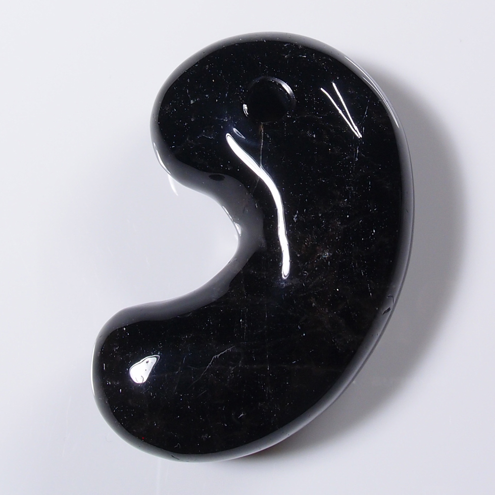 YS357 山梨県黒平産黒水晶勾玉（まがたま）【大玉】 山梨の職人が製作