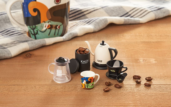 カルディ、電気コーヒーポットなどミニチュアフィギュアをプレゼント