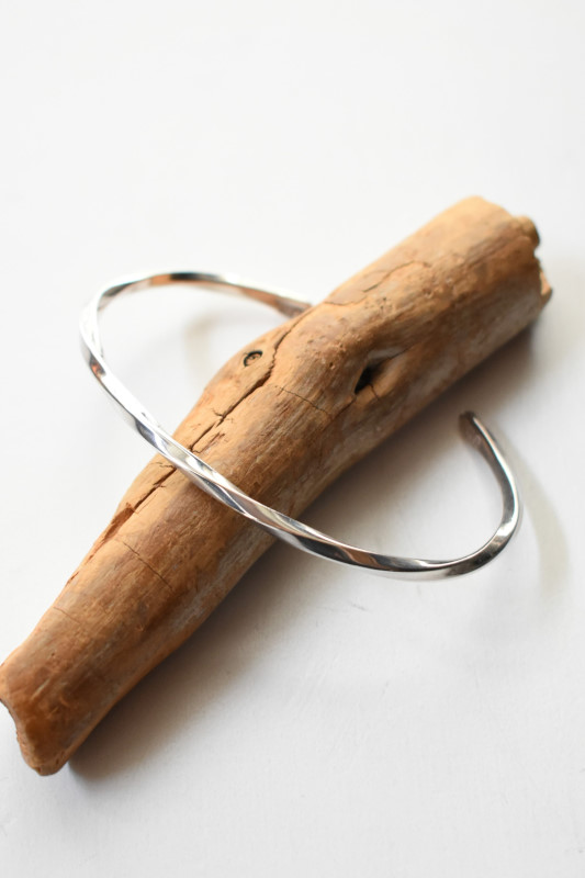 Ericka Nicolas Begay (エリッカニコラスビゲイ) Twist Bangle