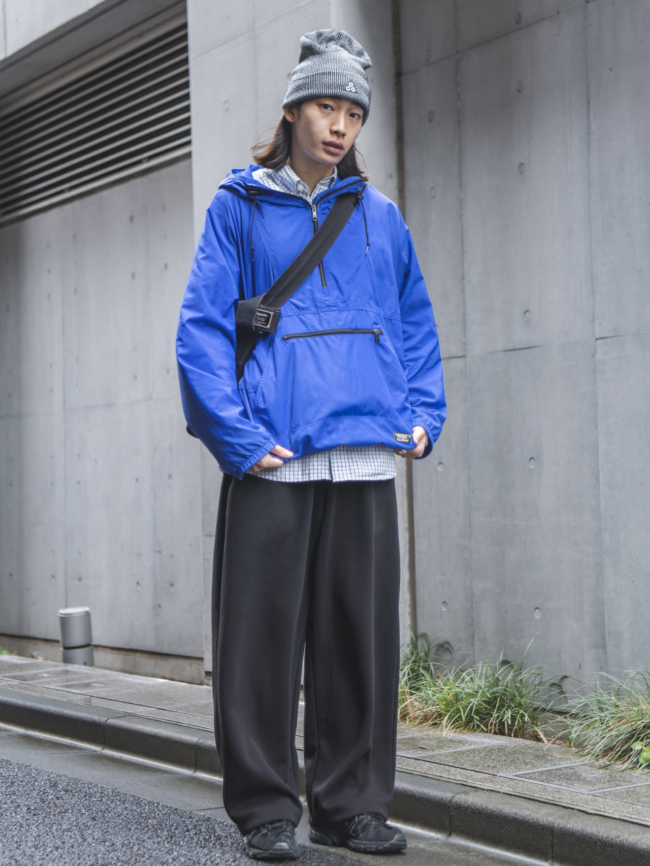 アシックス」のオールブラックは“一足あるだけで超活躍”。「エル・エル