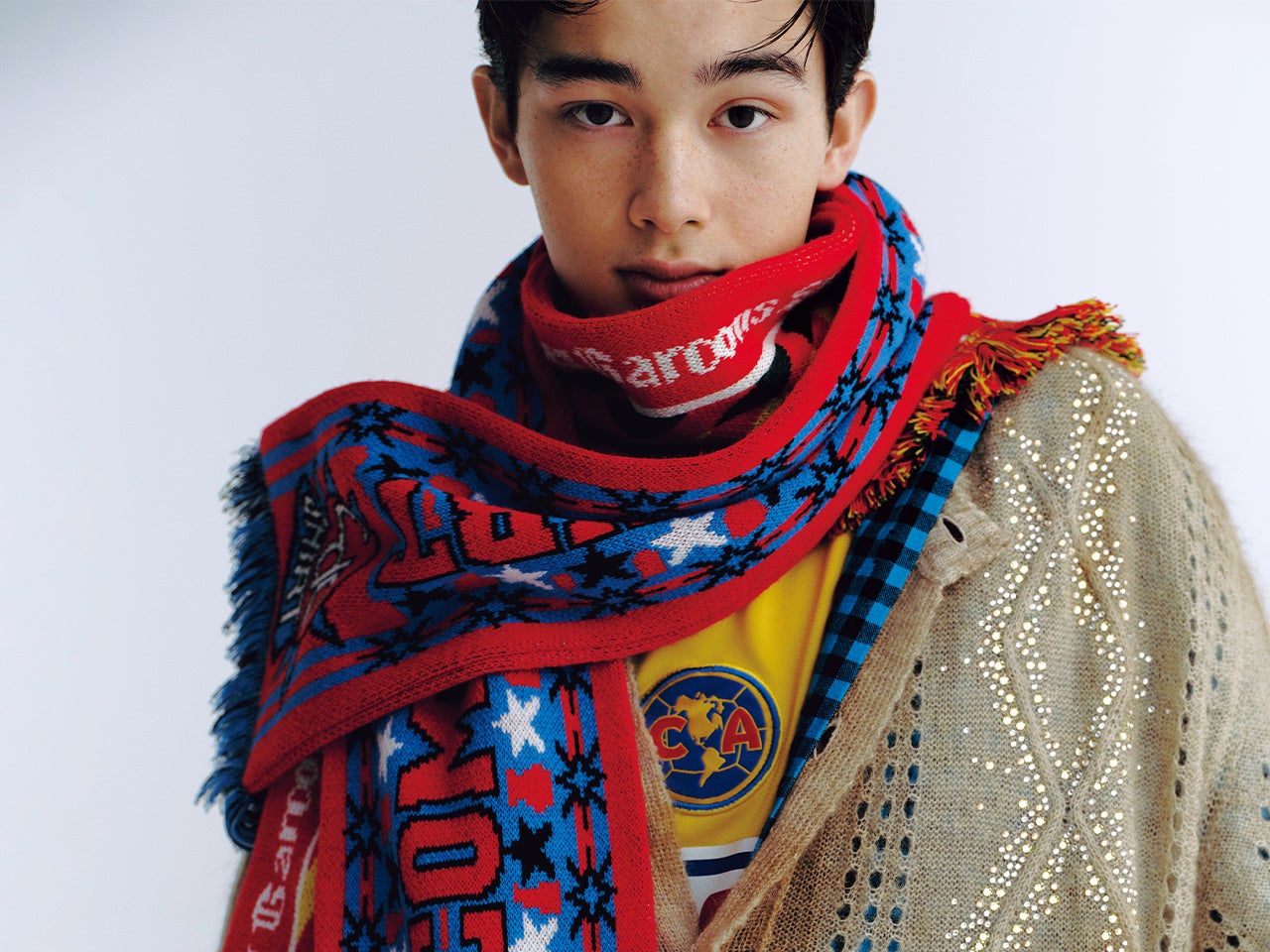 コム デ ギャルソン・シャツ」のフットボールマフラーで冬の装いに