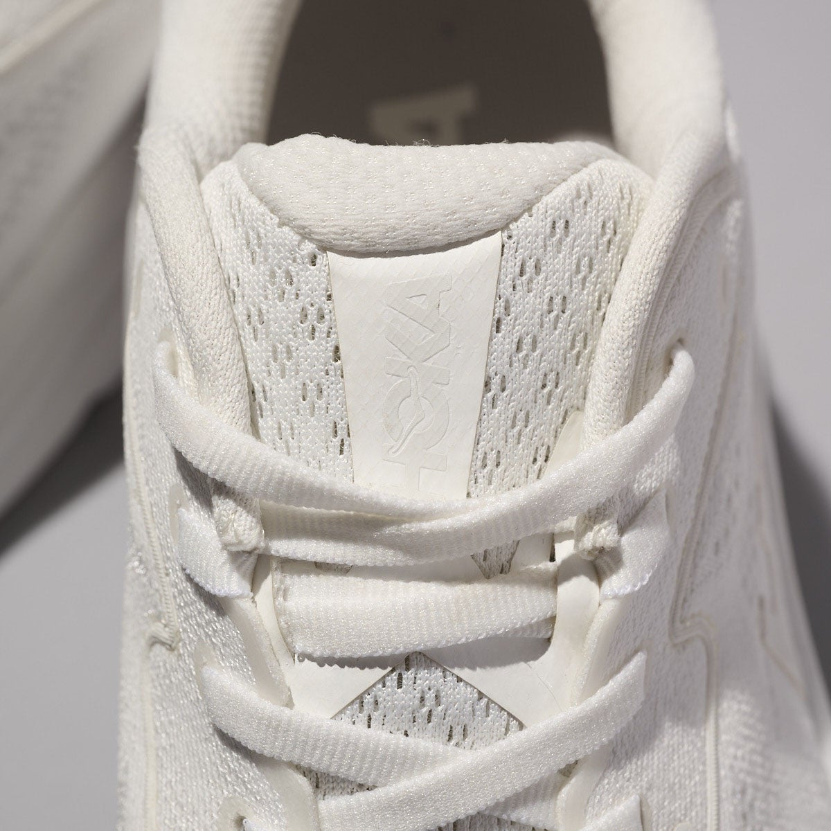 大人のための厚底スニーカーは「白いホカ」で。1万円台で最上級の