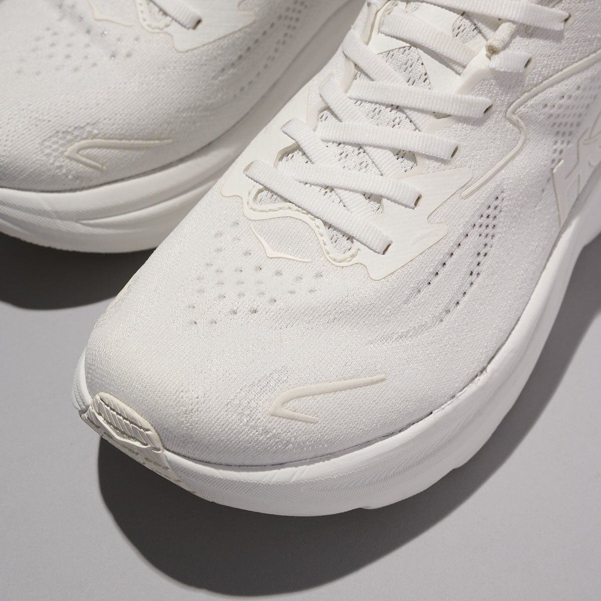 大人のための厚底スニーカーは「白いホカ」で。1万円台で最上級の