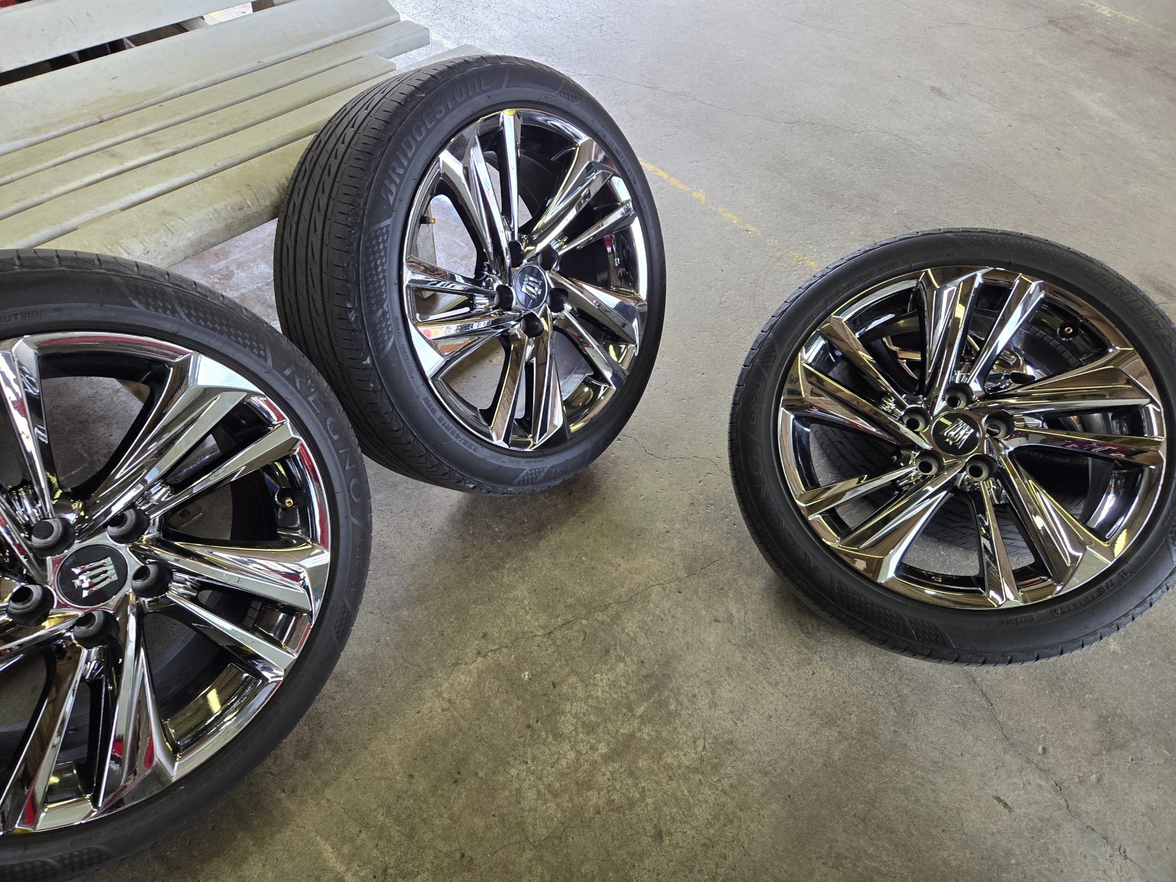 クラウンRS純正ホイールに、スタッドレスタイヤVRX3組みますヾ