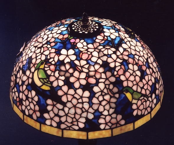 桜とメジロのランプ－ステンドグラス花鳥輪舞