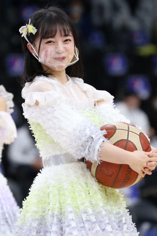 試合後、ライジングゼファーフクオカの選手たちと記念撮影に臨んだ