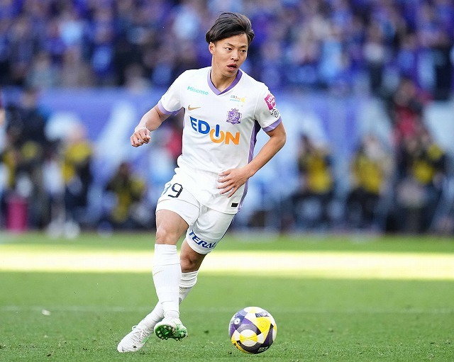 途中出場の中村草太が一発回答！ 豪快フィニッシュで先制弾、田中聡と