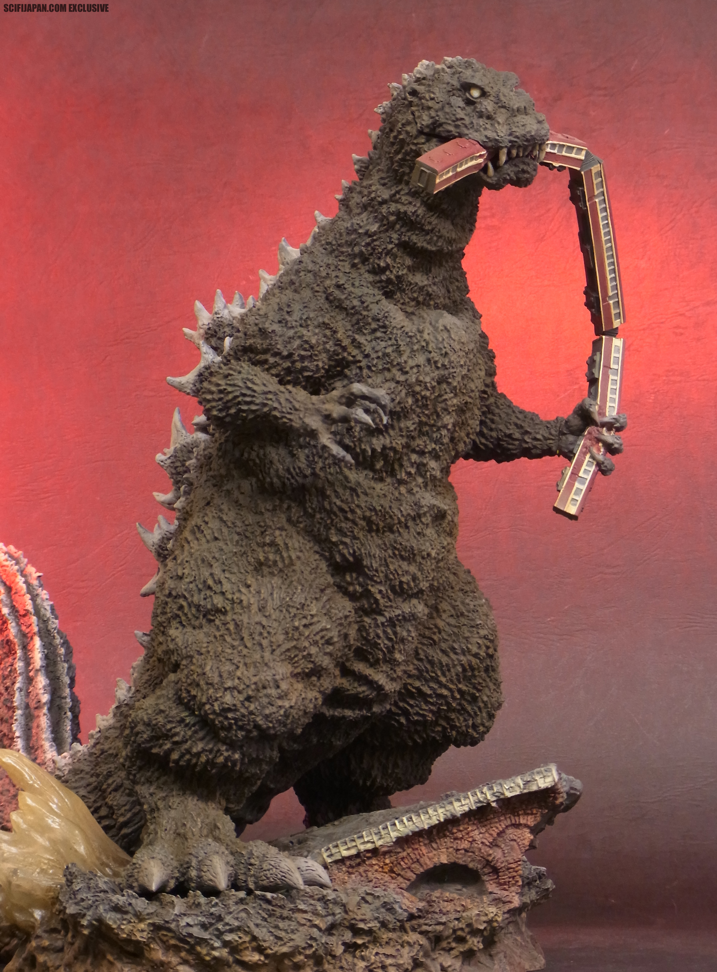 Godzilla 1954 (Biting Train Color Ver.) Wonder Festival Winter