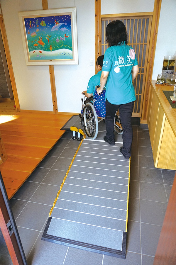 Lスロープ 微笑の杜若 | 株式会社シコク