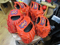 少年軟式J4のFオレンジが人気？ 久保田スラッガーのグラブは、本格