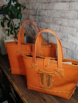 レザートートのご紹介 久保田スラッガーのグラブは、本格湯もみ型付け