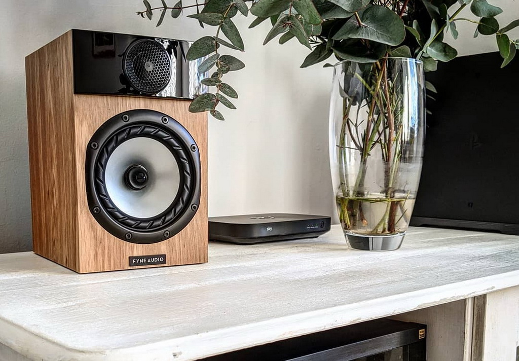 Fyne Audio F300: Fully equipped compact speakers