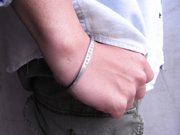 LARGE STAR HAMMERED BANGLE/AMP JAPAN（アンプ ジャパン） - DEFI