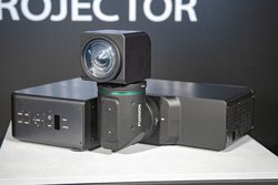 富士フイルムがプロジェクター市場に参入、世界初の2軸回転レンズ搭載