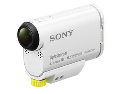 ソニー、防滴対応と高画質化した新アクションカム「HDR-AS100V