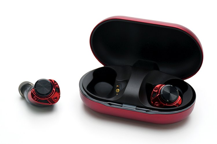 AVIOT「TE-ZX1」はクラシック音楽をどう表現する？ 専門家・飯田 有抄