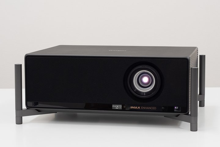 エプソン、従来機より明るさ/コントラストを向上させたホーム