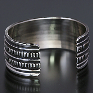 ナバホ族 Harrison Jim チゼルワーク インゴットシルバー バングル