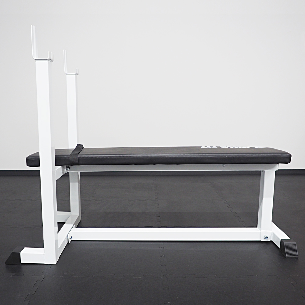 トレーニングベンチ | ベンチプレスのための専用ベンチ。フットベルト