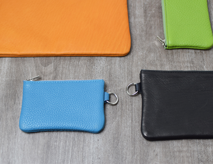 2つの特別な素材で製作したスクエア型ポーチ・FLAT（フラット