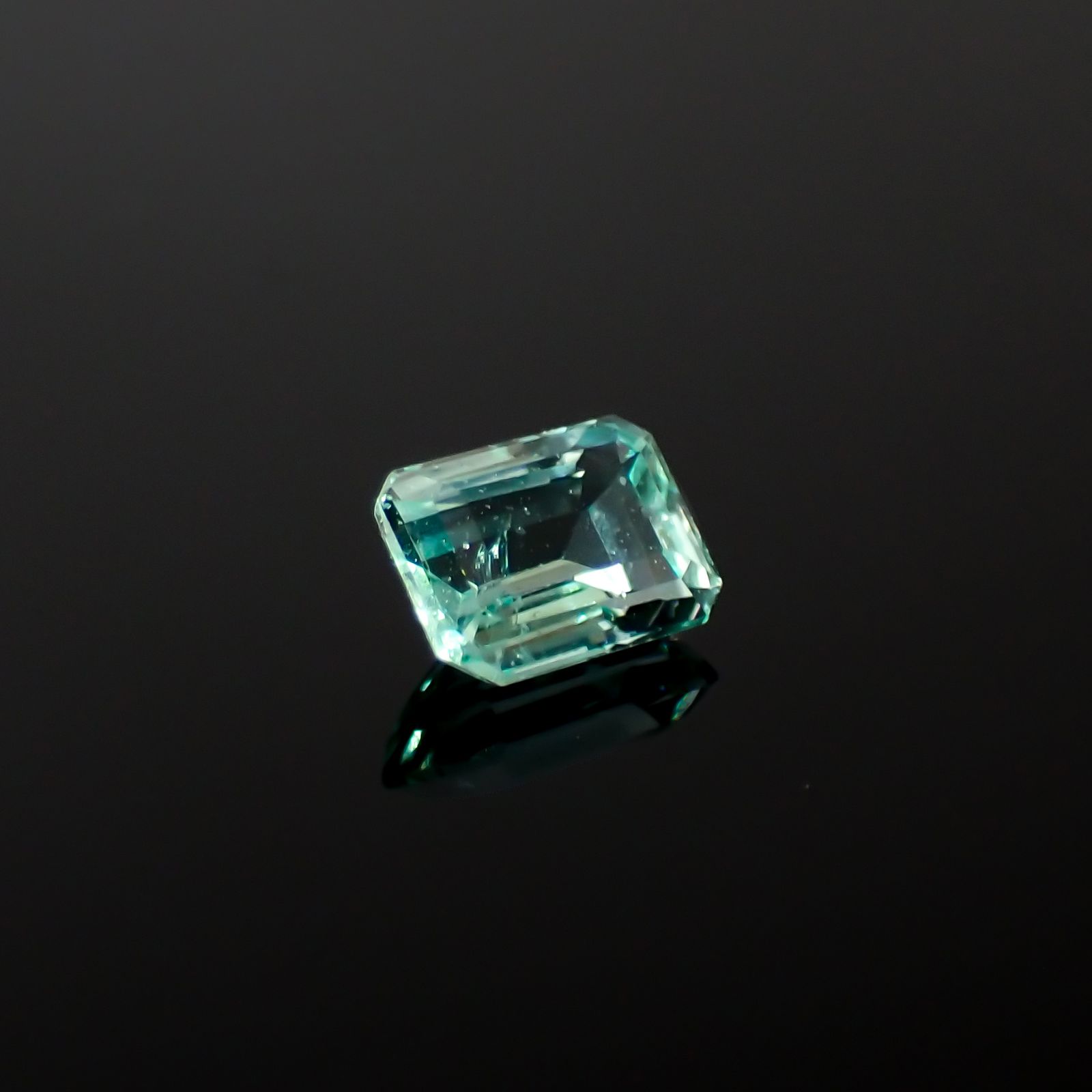 パステルカラーエメラルド コロンビア産 0.36ct / 4.9x3.6mm前後