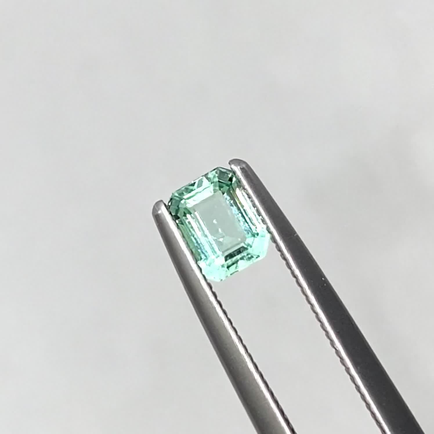 パステルカラーエメラルド コロンビア産 0.36ct / 4.9x3.6mm前後